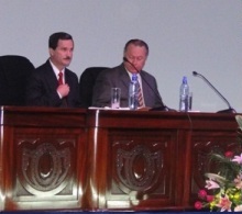 Fotografía del magistrado Oscar González Camacho y del Presidente de la Corte Suprema de Justicia, Luis Paulino Mora Mora.